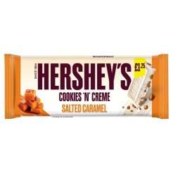 tavoletta di cioccolato bianco con pezzi di biscotto e caramello salato