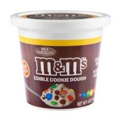 impasto per biscotti con cioccolatini M&M's pronto da mangiare