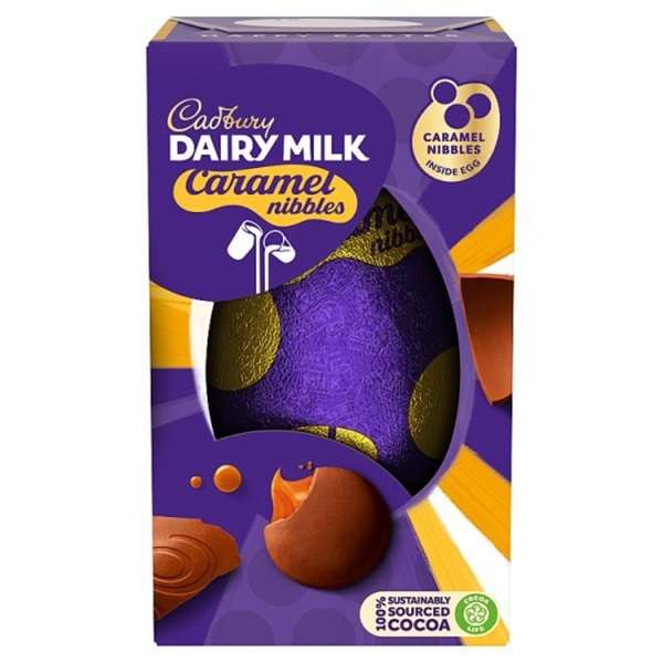 uovo di cioccolato al latte con cioccolatini ripieni di caramello